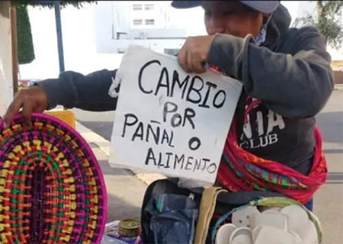 Ayuda a joven que intercambia sus productos por alimento y comida