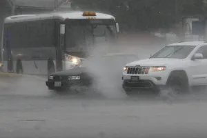 Lluvia causa diversos daños; reportan ruptura en drenaje