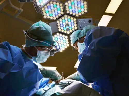 Mujer se somete a liposucción con pediatra y muere