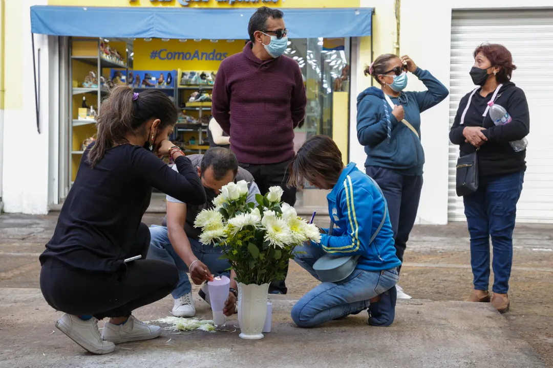 Colocan altar en memoria de ‘Santy’, niño fallecido por caída de árbol