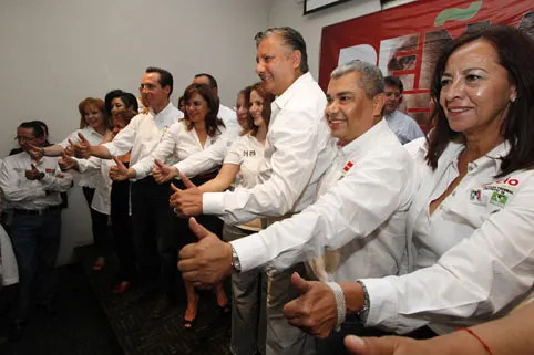 Priistas firman promesas de campaña ante notario