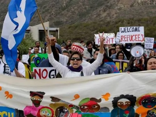 Mujeres y niños de caravana migrante ingresan a EU