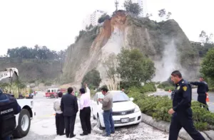Se desgaja parte del Cerro de Santa Fe en la ciudad de México