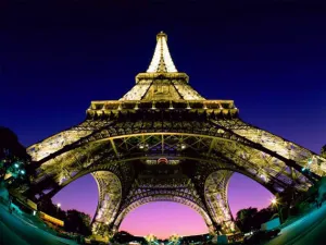Amenaza de bomba obliga a evacuar Torre Eiffel