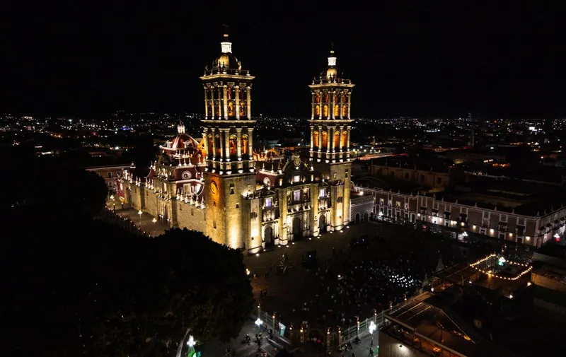 Encienden nueva iluminación de la Catedral de Puebla; instalan 460 puntos de luz LED