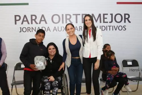 Dinorah López de Gali entrega apoyos a personas con discapacidad auditiva