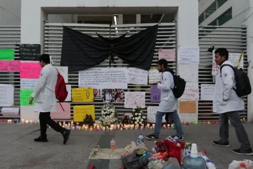 #NiUnaBataMenos Estudiantes de Medicina de la BUAP y de la UPAEP hacen paro