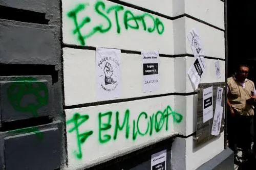Durante marcha, mujeres vandalizan viviendas e inmuebles públicos, entre ellos el Congreso