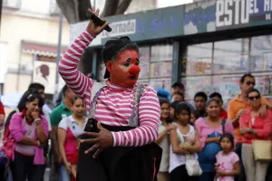 Se manifiestan payasos para que les permitan regresar al zócalo