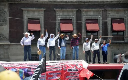 Inicia reinstalación de maestros cesados