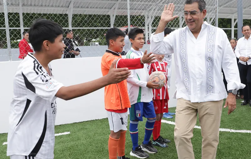 Sergio Salomón Céspedes inaugura cancha de fútbol rápido en Tepeyahualco de Cuauhtémoc