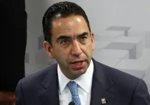Tres papeles para Javier Lozano