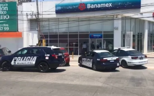 Despojan a mujer de 400 mil pesos afuera de Banamex de Xilotzingo
