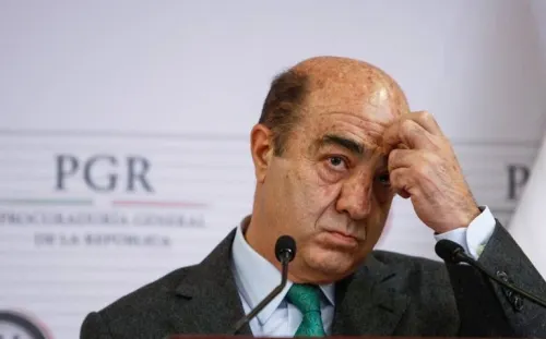 Senadores del PT piden investigar a Murillo Karam por caso Ayotzinapa
