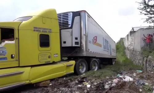Con expediente, 83 cuerpos hallados dentro de tráiler en Jalisco