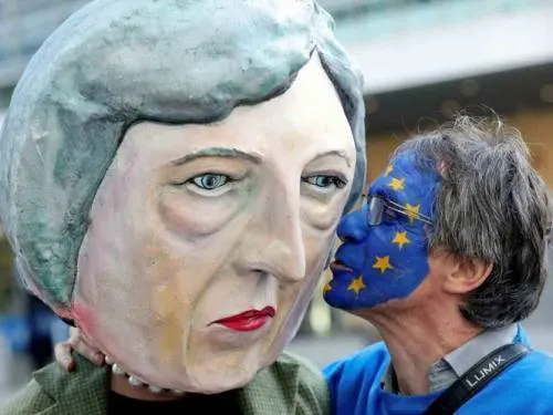 Europa se salva del desastre económico; posponen Brexit