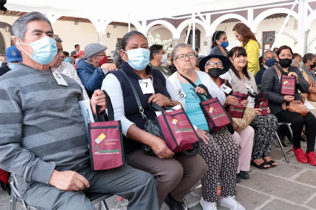 Otorga SEDIF aparatos auditivos a poblanas y poblanos vulnerables