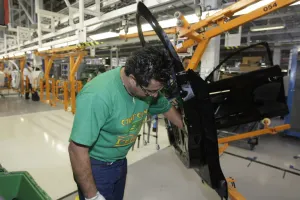 En Alemania, VW propone aumento salarial de 2.2%