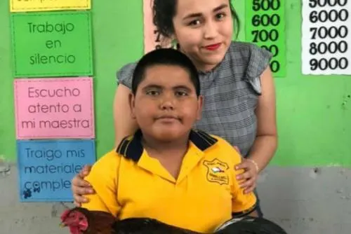A falta de dinero, niño ofrece gallo como regalo de cumpleaños a su maestra