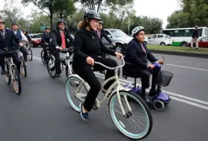 En Día sin Auto, senadores viajan en bici y scooter