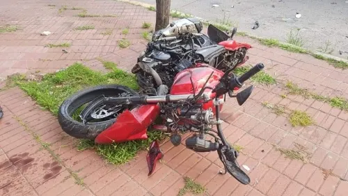 Impactante persecución: un delincuente murió tras chocar una moto robada con un patrullero