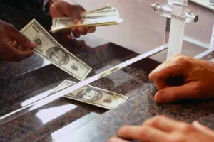 Se vende dólar hasta en 17.25 pesos en el AICM