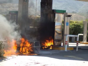 Detonan artefactos explosivos en gasolineras de Michoacán