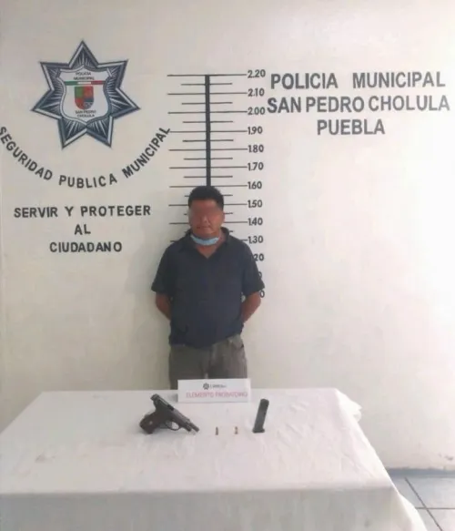Detiene policía de San Pedro Cholula a conductor alcoholizado y con arma de fuego