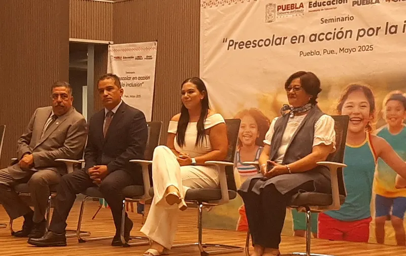 Más de 700 maestras participan en seminario de inclusión en Puebla