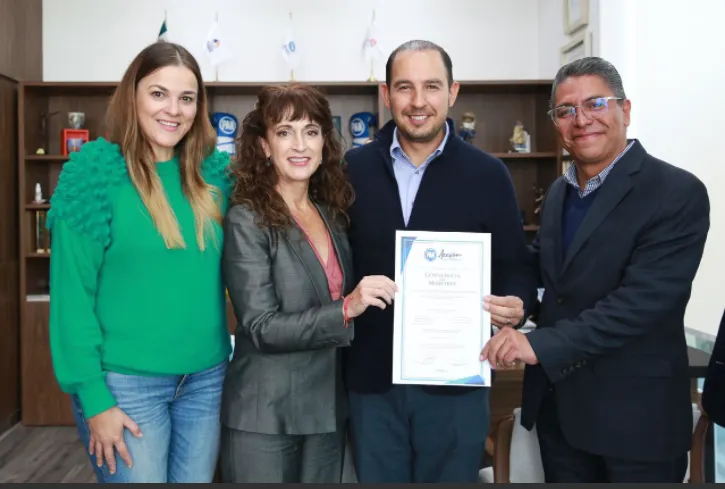 Entrega Marko Cortés constancia de mayoría a Augusta Díaz de Rivera