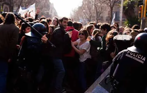 Miles de estudiantes protestan en España; chocan con la policía