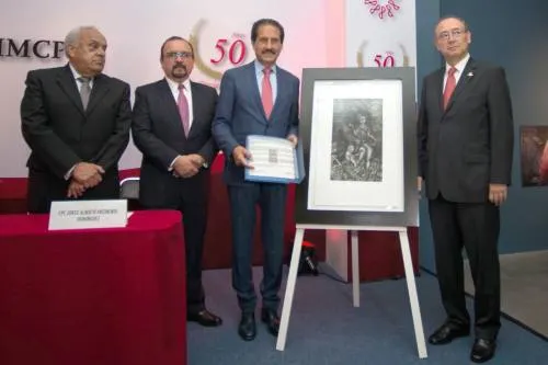 Entrega Colegio de Contadores reconocimiento al rector de la BUAP