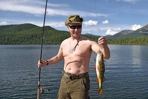 Las nuevas aventuras de Putin: pesca, bucea, toma el sol y mucho más en Siberia