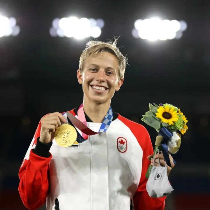 La futbolista Quinn, se convirtió en la primera persona trans no binaria en ganar una medalla olímpica