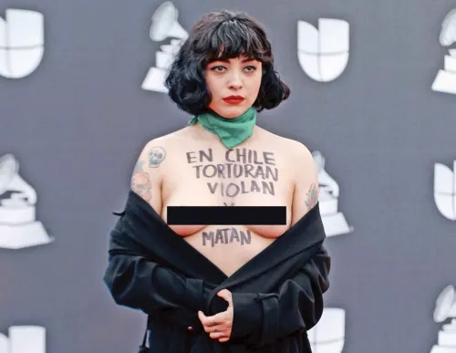 Mon Laferte enseña los pechos en los Grammy Latinos para protestar