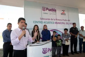 Rivera Pérez coloca primera piedra del Centro Acuático Municipal Norte