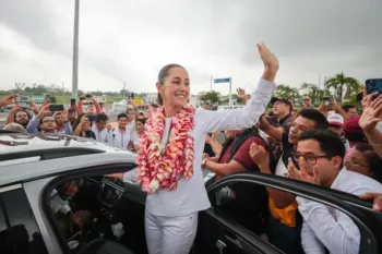 Con música, porras y mucho entusiasmo, reciben a Claudia Sheinbaum en Veracruz