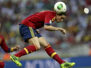 Cabezazos al balón no causan lesión cerebral, dice la FIFA
