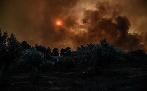 Incendio en isla griega de Eubea obliga a evacuar dos pueblos