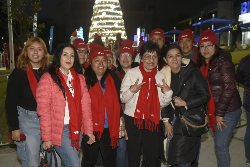 Rectora Lilia Cedillo enciende árbol de navidad en CU2