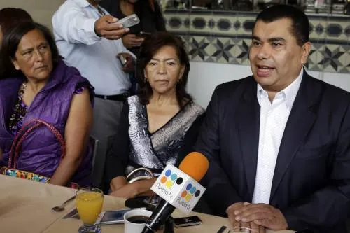 Zavala mantiene sus dos velas encendidas al gobierno de Puebla