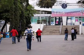 Volkswagen es un baluarte en Puebla, trabajadores, cuídenla: Barbosa