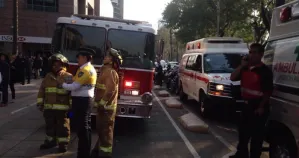 Bomberos rescatan a 3 trabajadores que quedaron colgados en andamio de la Torre Mayor
