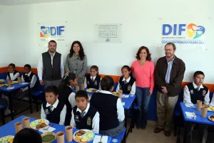 Inaugura Dinorah López de Gali dos desayunadores escolares