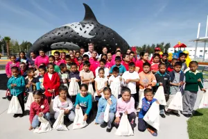 Reciben a menores indígenas que visitan por primera vez Puebla