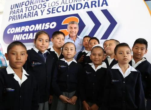 Tony Gali cumple la entrega de uniformes escolares gratuitos