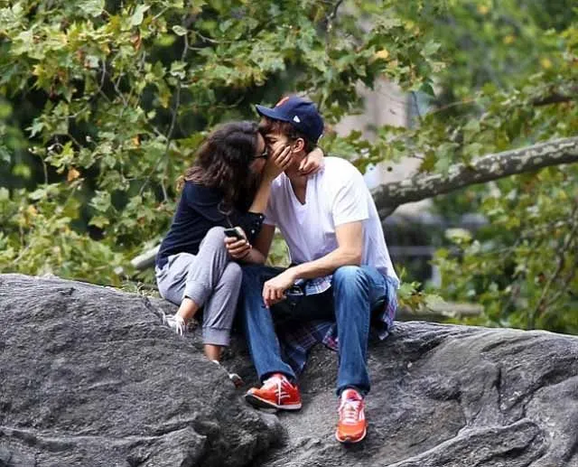 Ashton Kutcher y Mila Kunis se dejan ver en pleno romance