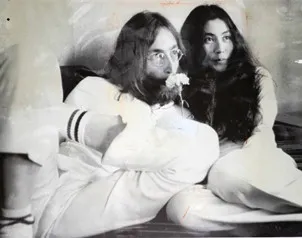 Subastan fotografías que muestran desnudos a Lennon y Ono