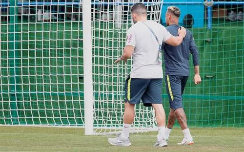 Las alarmas se encienden, Neymar no concluyó el entrenamiento