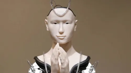 Crean el primer androide predicador en Japón